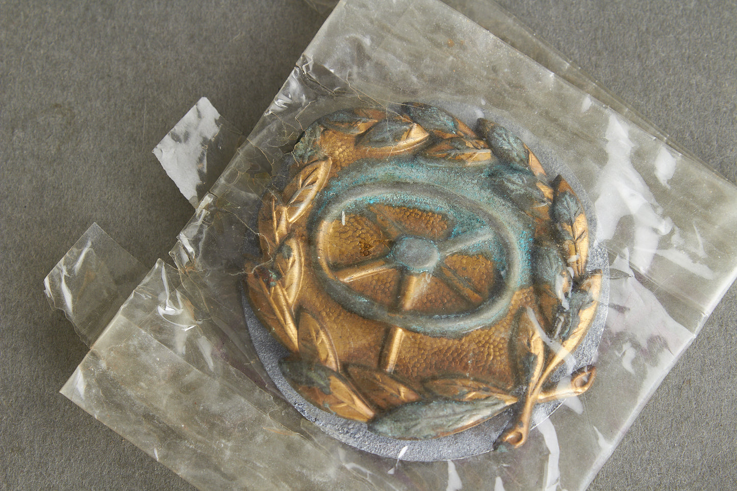 Drivers Badge "Kraftfahrbewährungsabzeichen in Bronze". In LDO Zelluloid Bag. Original.