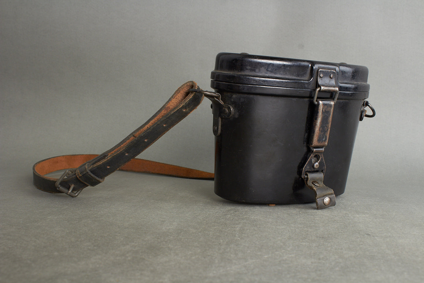 Heer 6×30 binoculars "Dienstglas" by ddx. Complete set with bakelite case and carrying strap. Original.