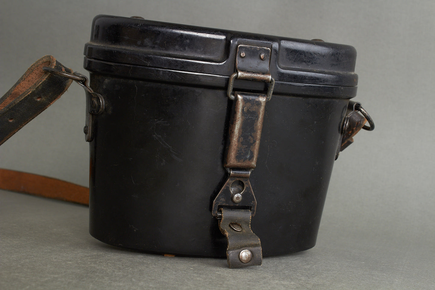 Heer 6×30 binoculars "Dienstglas" by ddx. Complete set with bakelite case and carrying strap. Original.