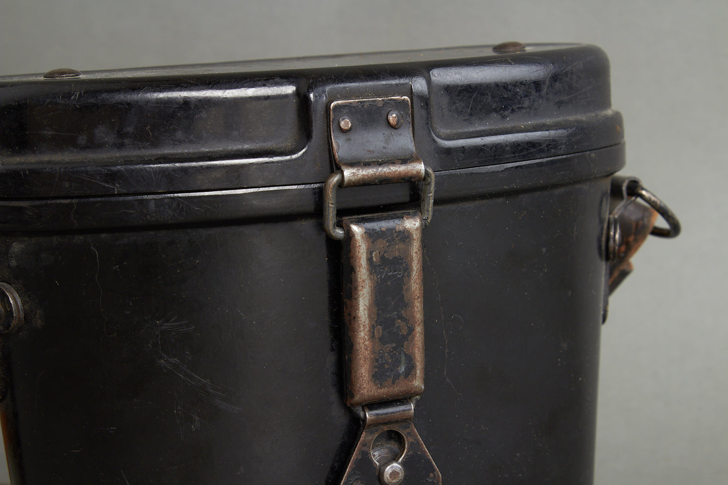 Heer 6×30 binoculars "Dienstglas" by ddx. Complete set with bakelite case and carrying strap. Original.