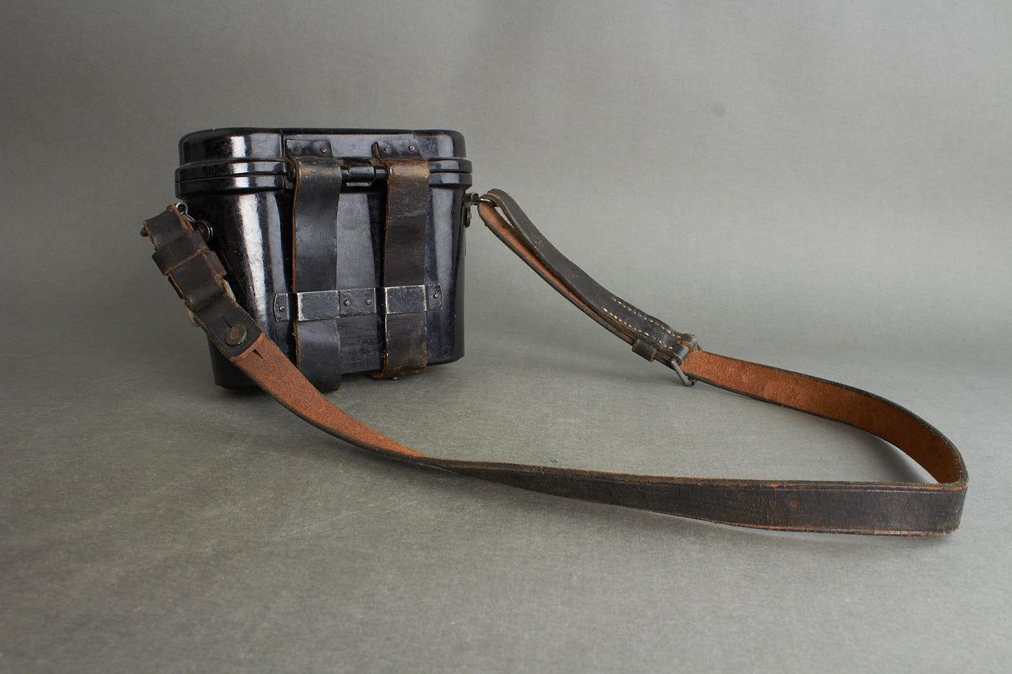 Heer 6×30 binoculars "Dienstglas" by ddx. Complete set with bakelite case and carrying strap. Original.