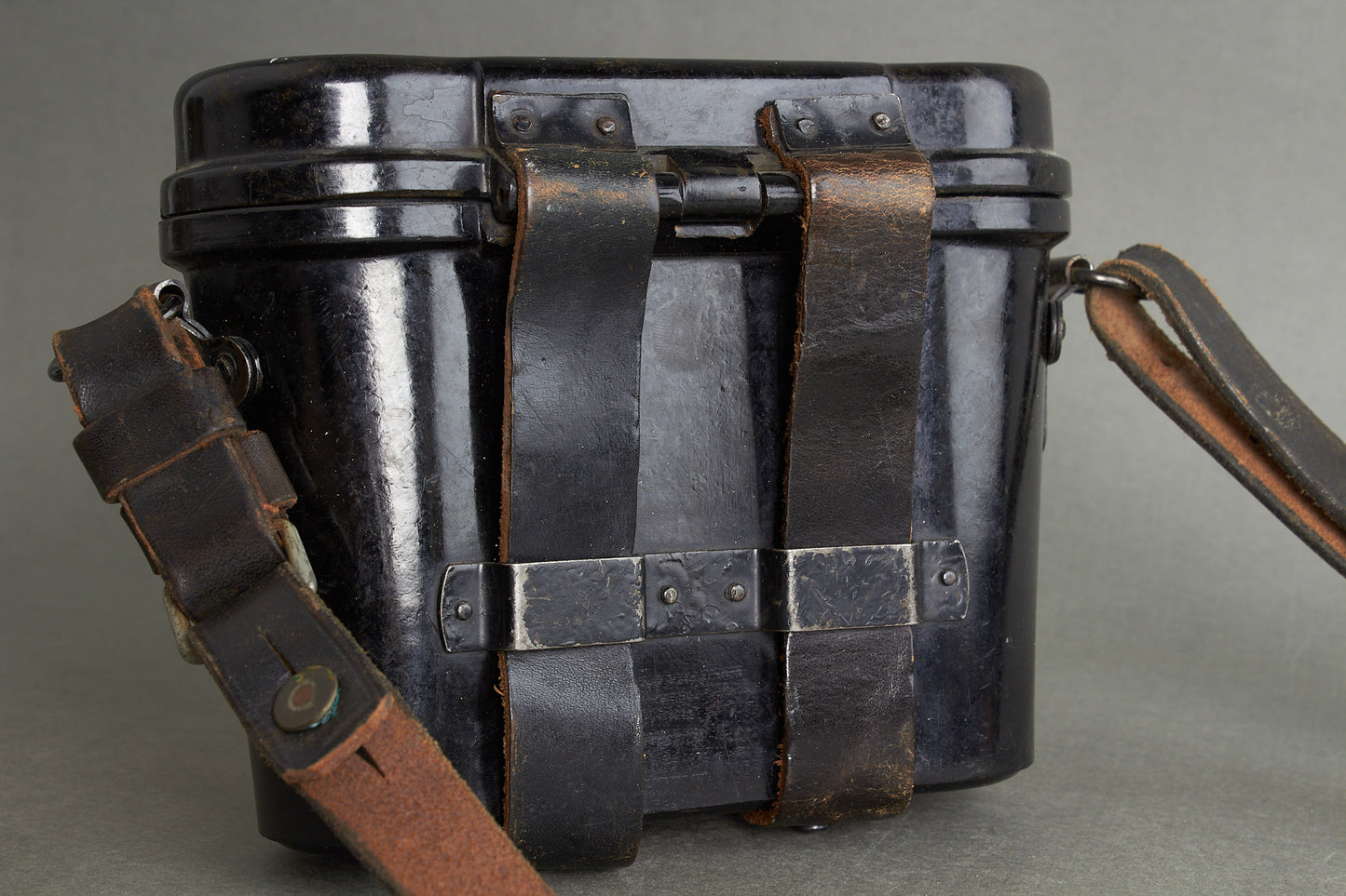 Heer 6×30 binoculars "Dienstglas" by ddx. Complete set with bakelite case and carrying strap. Original.