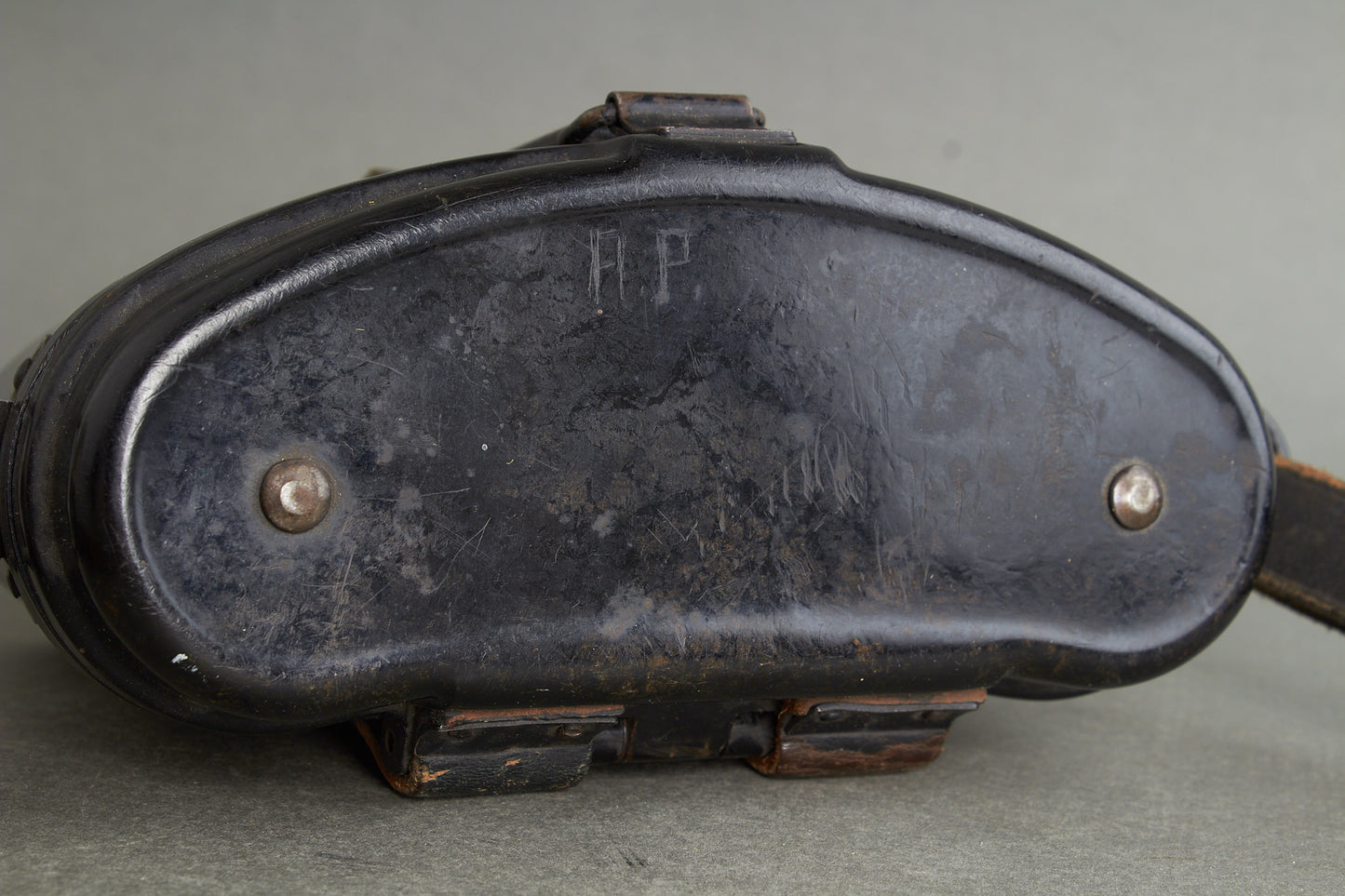 Heer 6×30 binoculars "Dienstglas" by ddx. Complete set with bakelite case and carrying strap. Original.