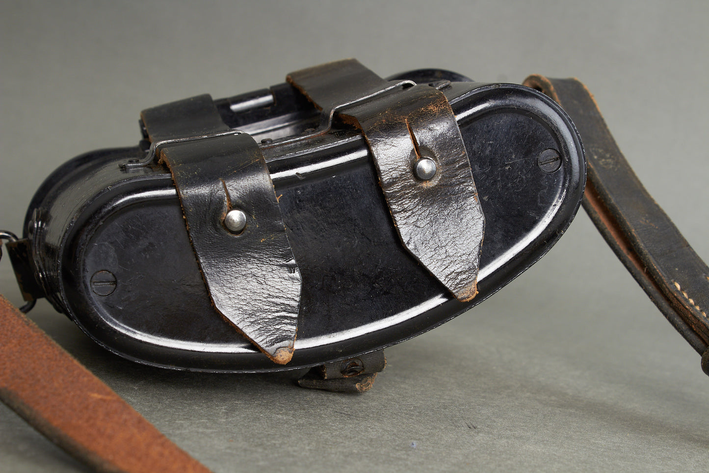 Heer 6×30 binoculars "Dienstglas" by ddx. Complete set with bakelite case and carrying strap. Original.