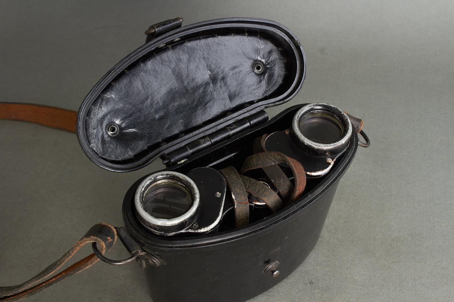 Heer 6×30 binoculars "Dienstglas" by ddx. Complete set with bakelite case and carrying strap. Original.