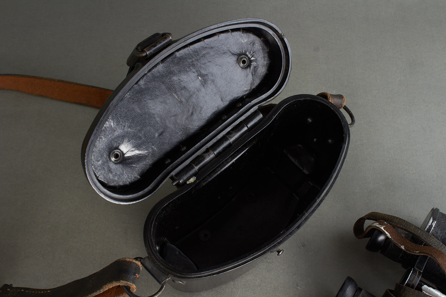 Heer 6×30 binoculars "Dienstglas" by ddx. Complete set with bakelite case and carrying strap. Original.