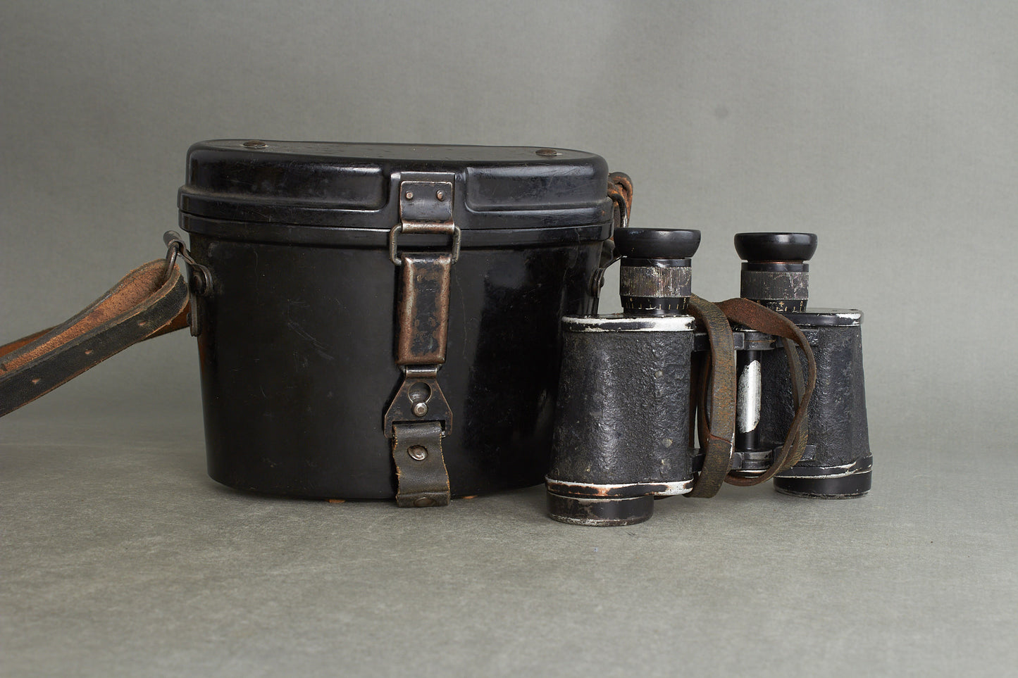 Heer 6×30 binoculars "Dienstglas" by ddx. Complete set with bakelite case and carrying strap. Original.