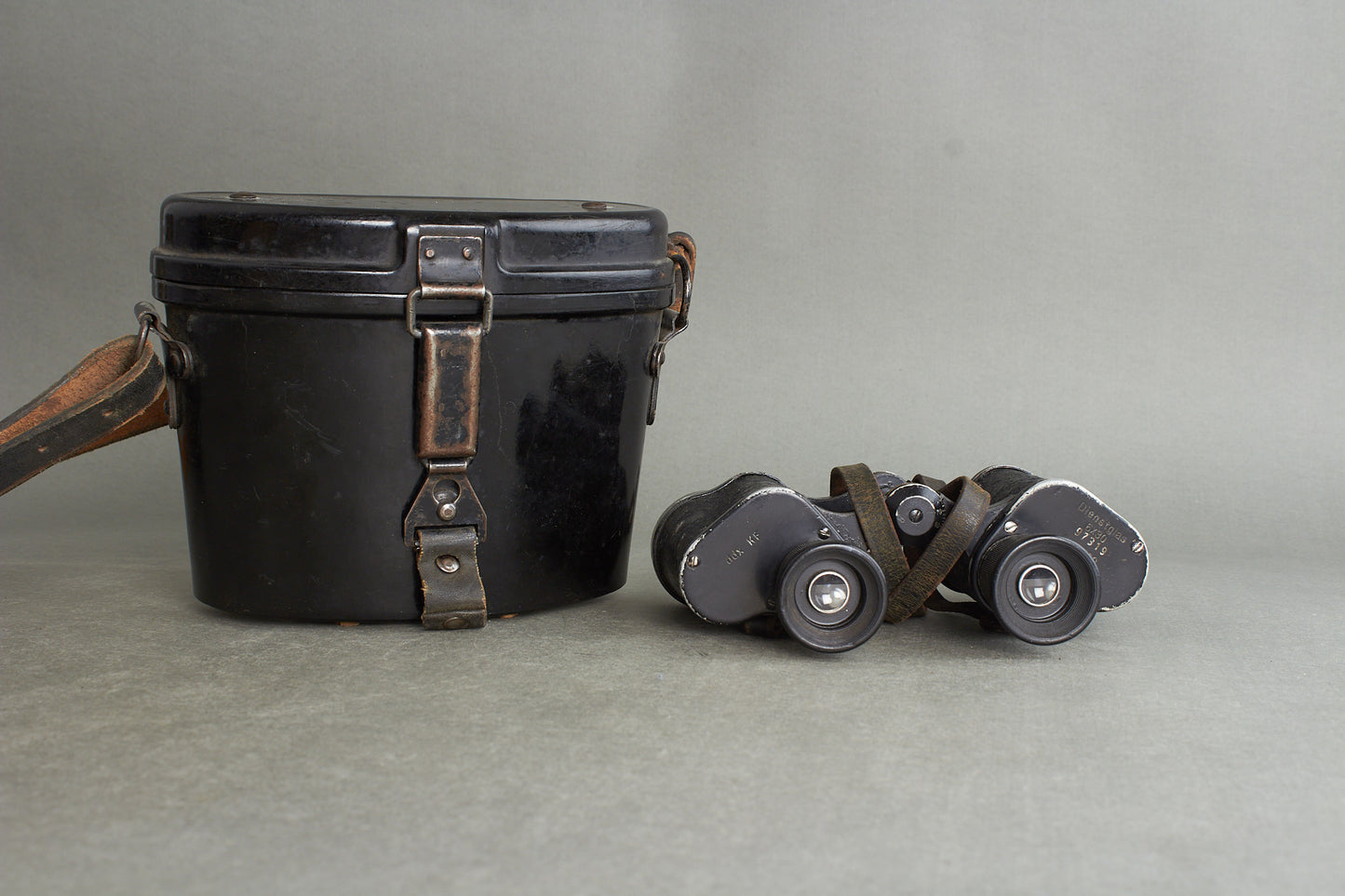 Heer 6×30 binoculars "Dienstglas" by ddx. Complete set with bakelite case and carrying strap. Original.