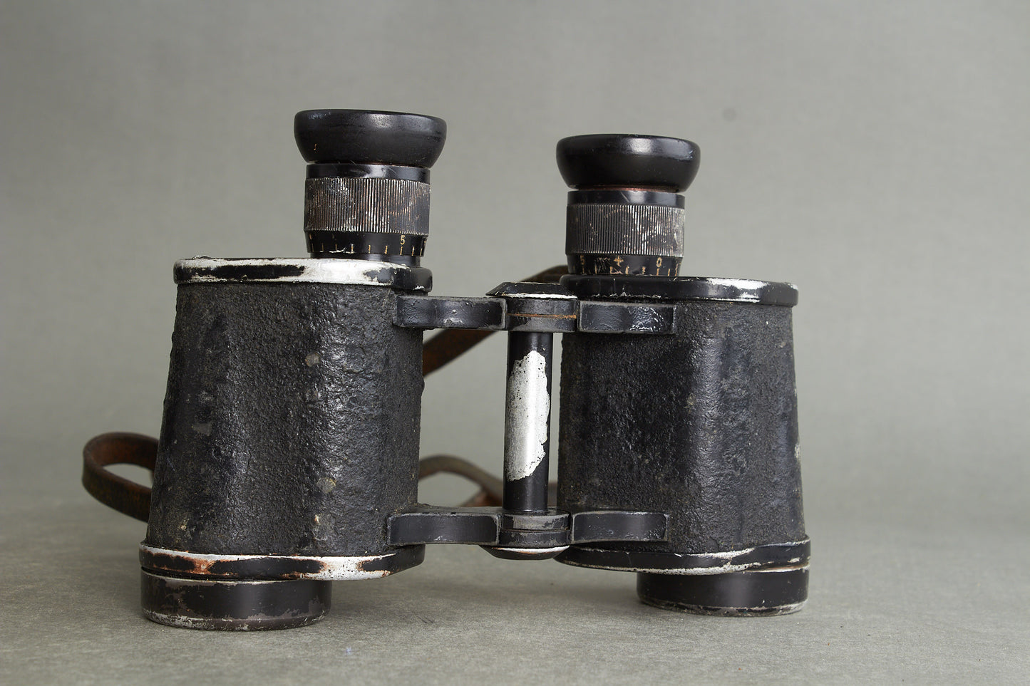 Heer 6×30 binoculars "Dienstglas" by ddx. Complete set with bakelite case and carrying strap. Original.