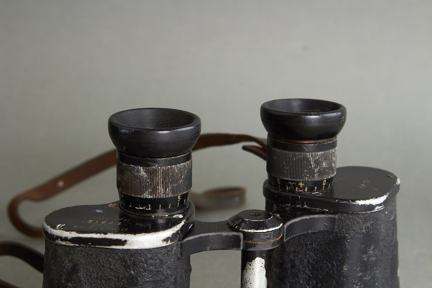Heer 6×30 binoculars "Dienstglas" by ddx. Complete set with bakelite case and carrying strap. Original.