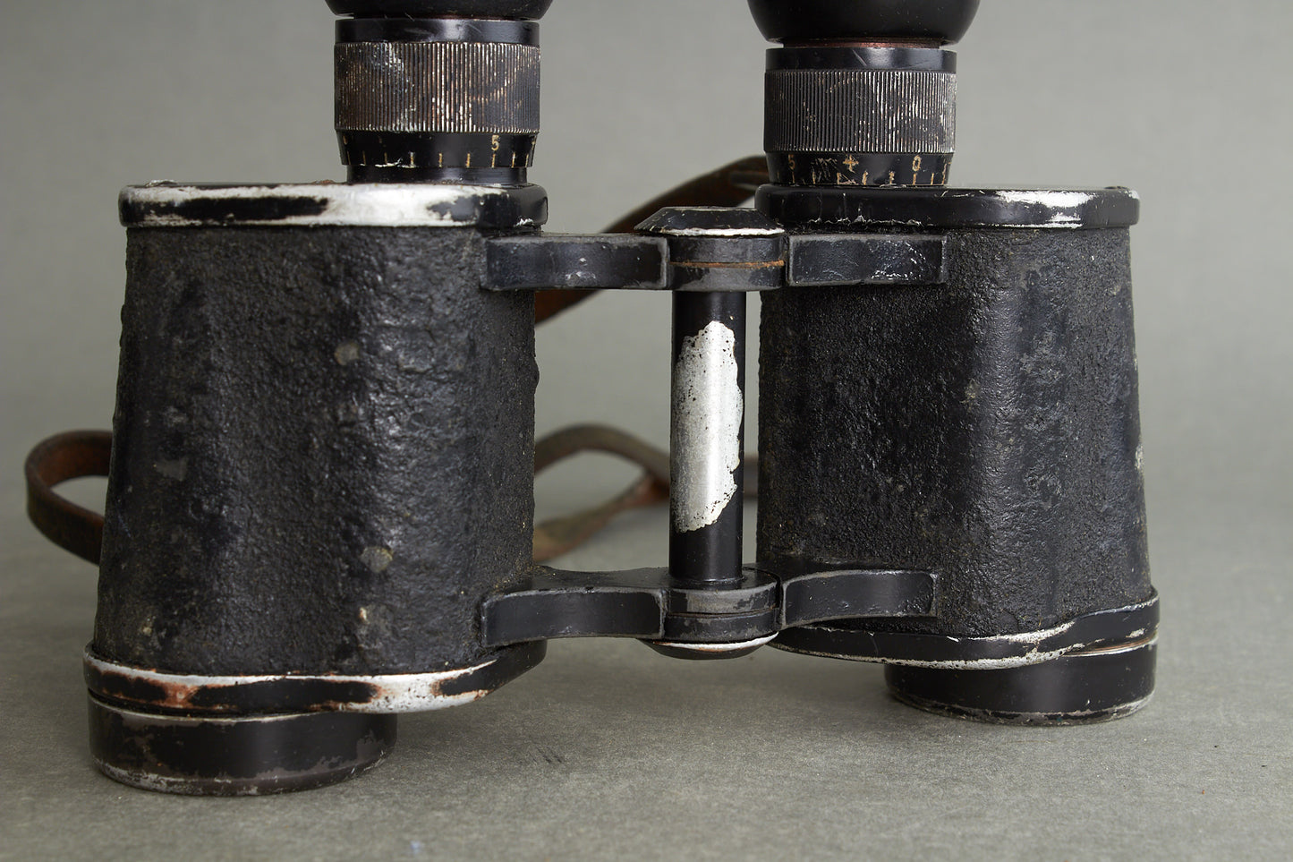Heer 6×30 binoculars "Dienstglas" by ddx. Complete set with bakelite case and carrying strap. Original.