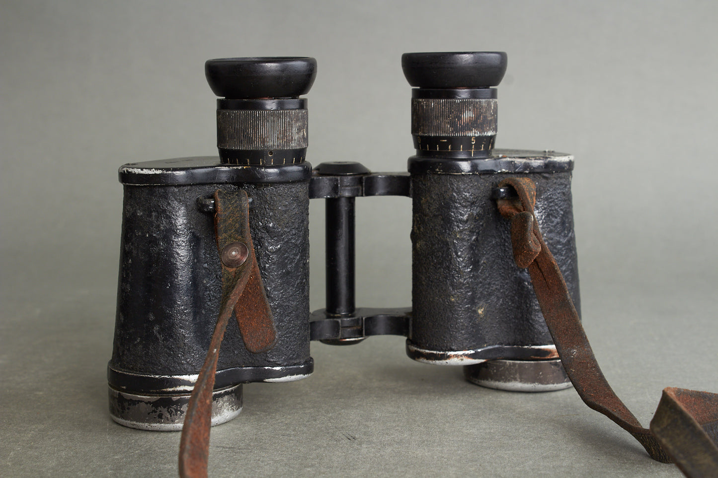 Heer 6×30 binoculars "Dienstglas" by ddx. Complete set with bakelite case and carrying strap. Original.