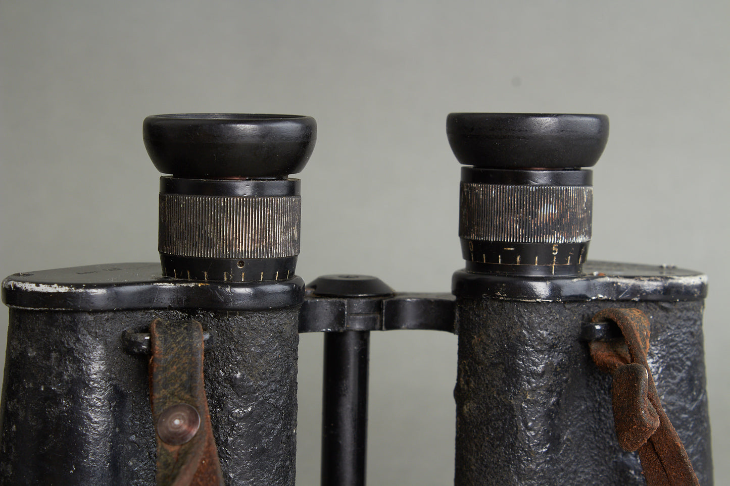 Heer 6×30 binoculars "Dienstglas" by ddx. Complete set with bakelite case and carrying strap. Original.