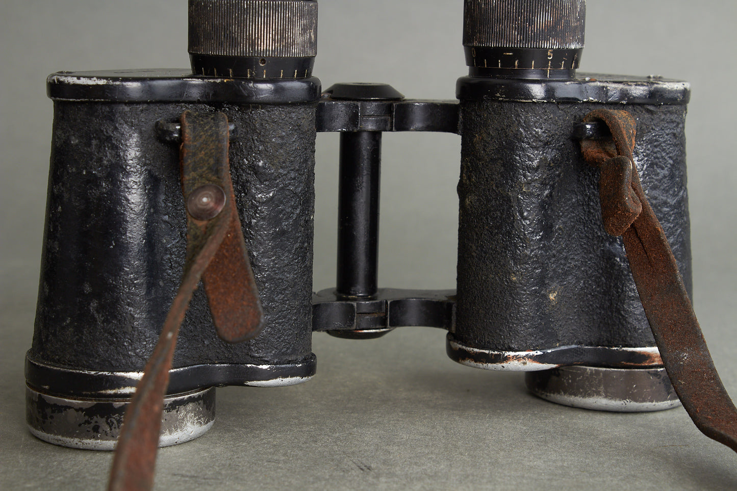 Heer 6×30 binoculars "Dienstglas" by ddx. Complete set with bakelite case and carrying strap. Original.