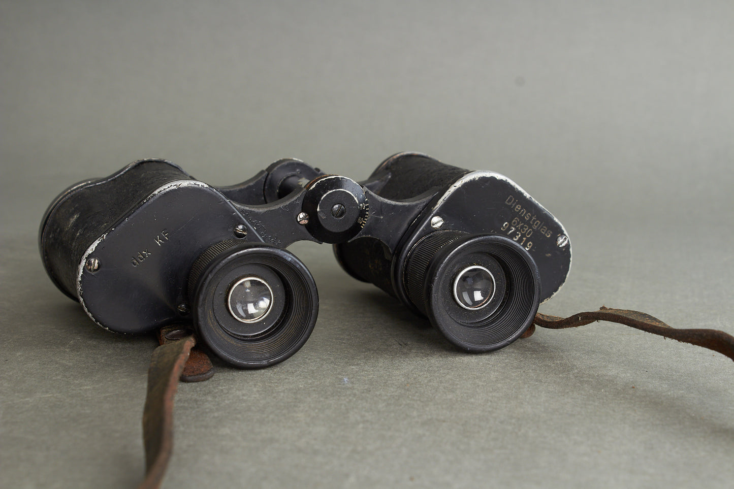 Heer 6×30 binoculars "Dienstglas" by ddx. Complete set with bakelite case and carrying strap. Original.