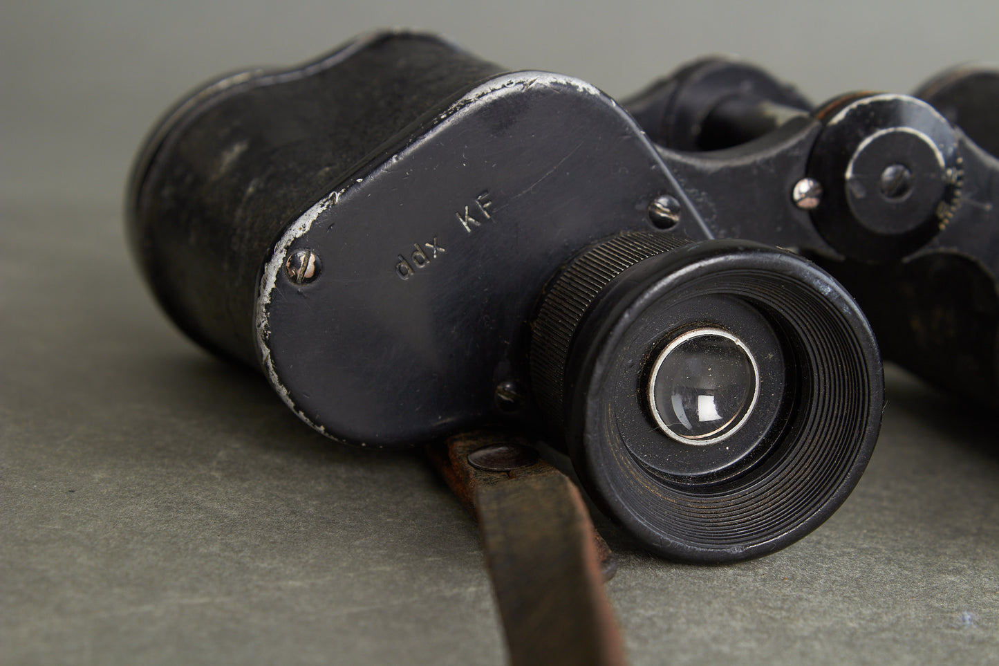 Heer 6×30 binoculars "Dienstglas" by ddx. Complete set with bakelite case and carrying strap. Original.