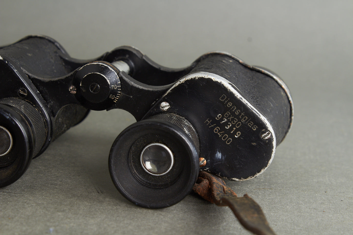Heer 6×30 binoculars "Dienstglas" by ddx. Complete set with bakelite case and carrying strap. Original.