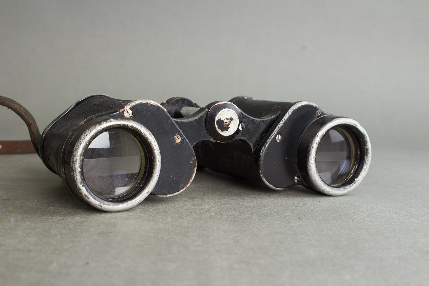Heer 6×30 binoculars "Dienstglas" by ddx. Complete set with bakelite case and carrying strap. Original.