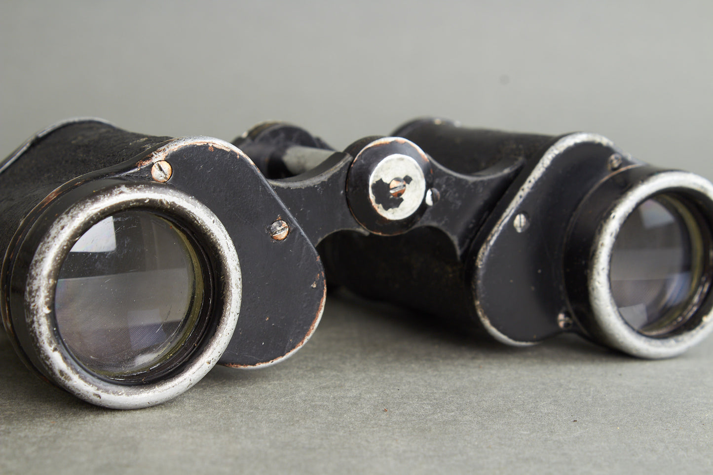 Heer 6×30 binoculars "Dienstglas" by ddx. Complete set with bakelite case and carrying strap. Original.