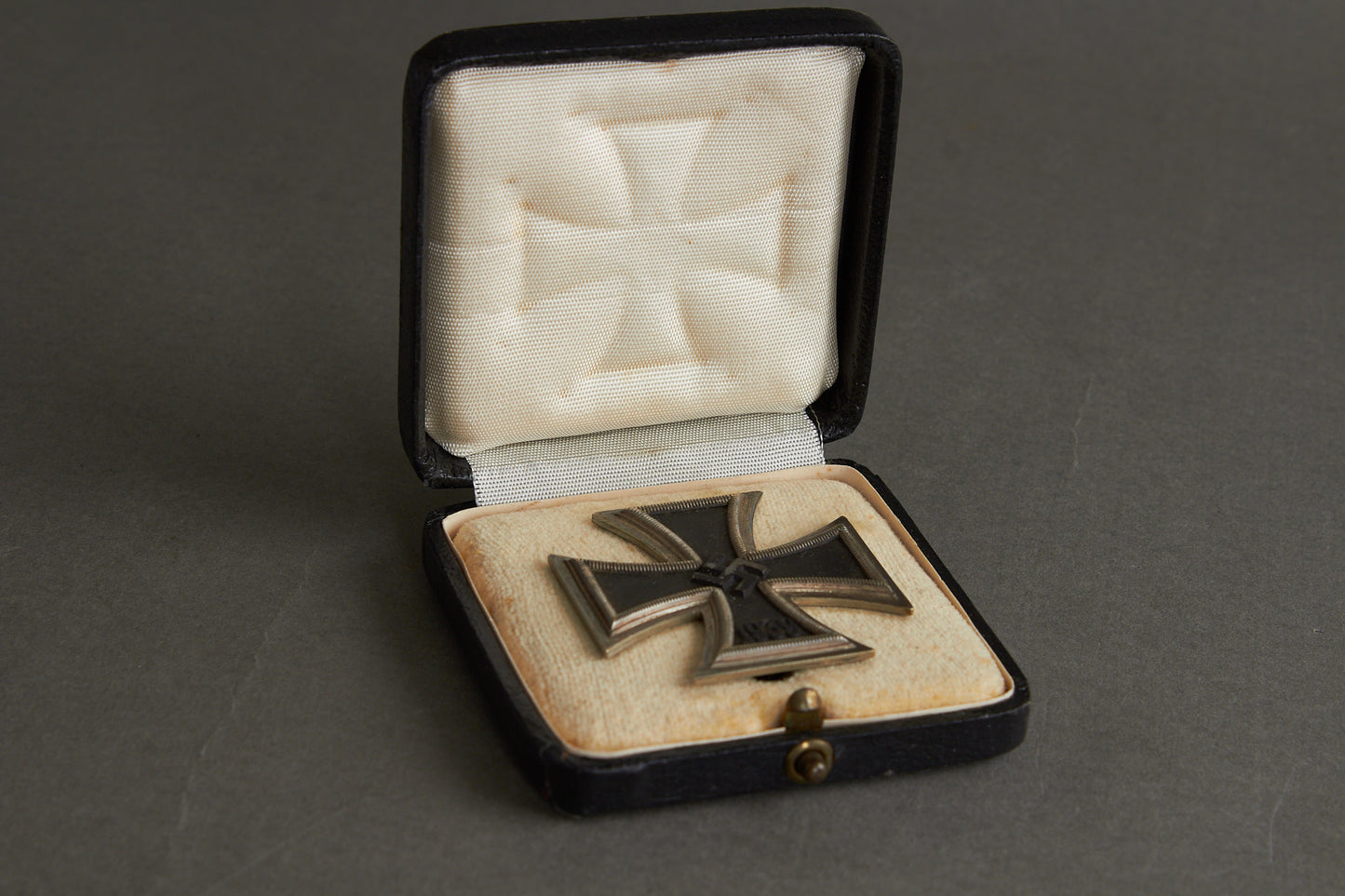 Iron Cross "Eisernes Kreuz" 1. Class in Box. Original.