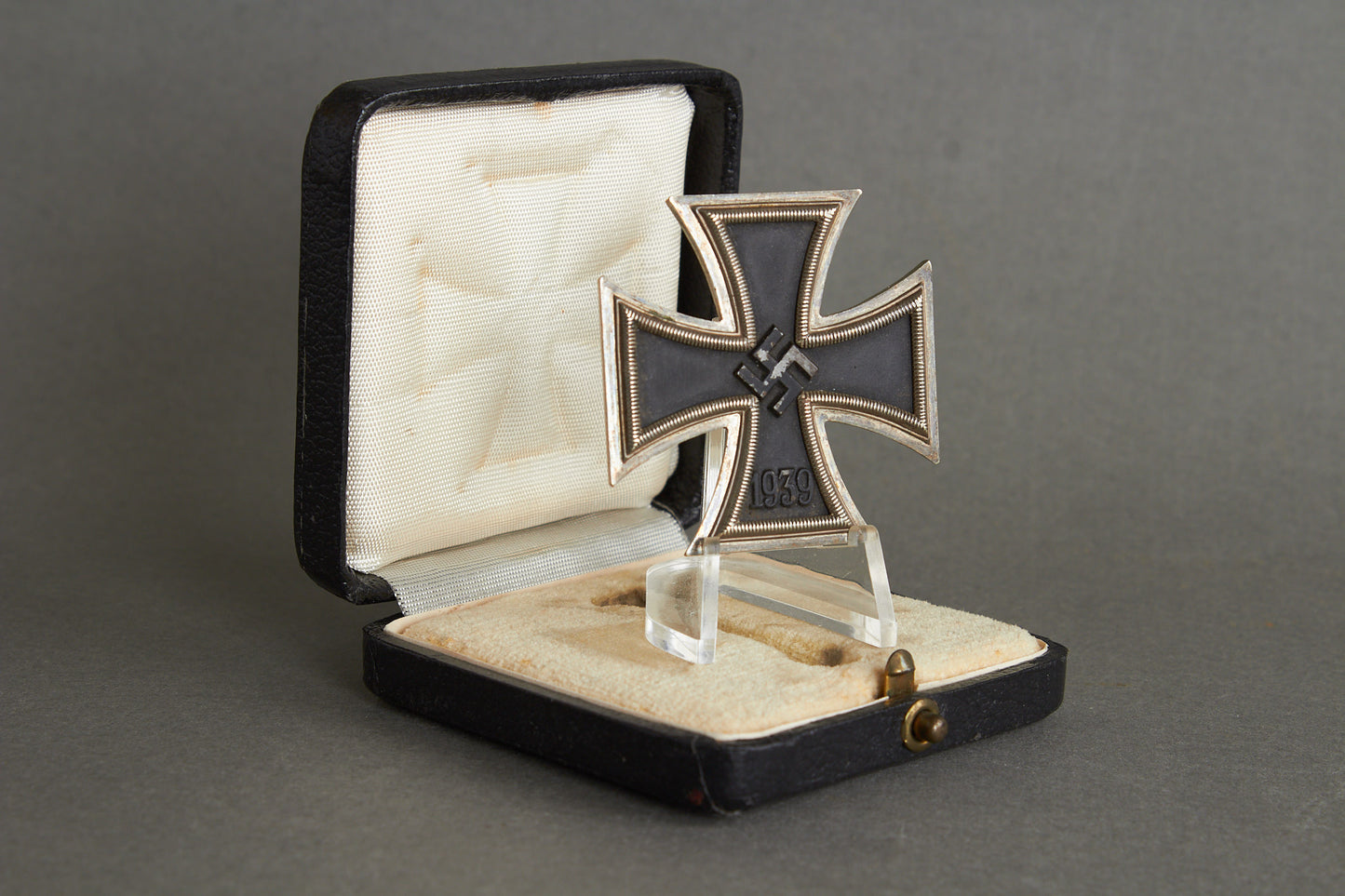 Iron Cross "Eisernes Kreuz" 1. Class in Box. Original.
