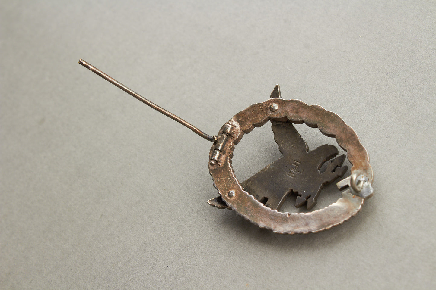 Luftwaffe "Fliegerschützenabzeichen mit Blitzbündel". Buntmetall. Maker "B&NL" Original.