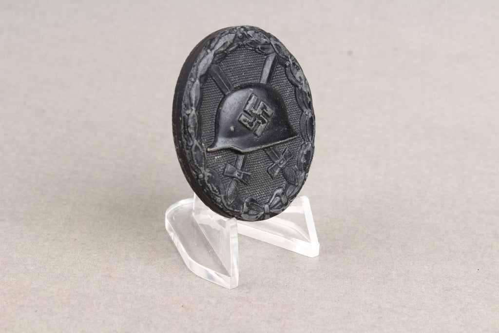 Wound Badge in Black. Maker marked "E.S.R". Original.