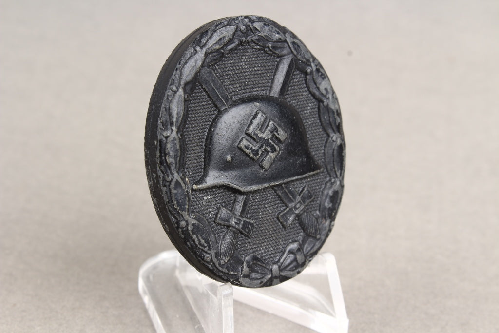 Wound Badge in Black. Maker marked "E.S.R". Original.