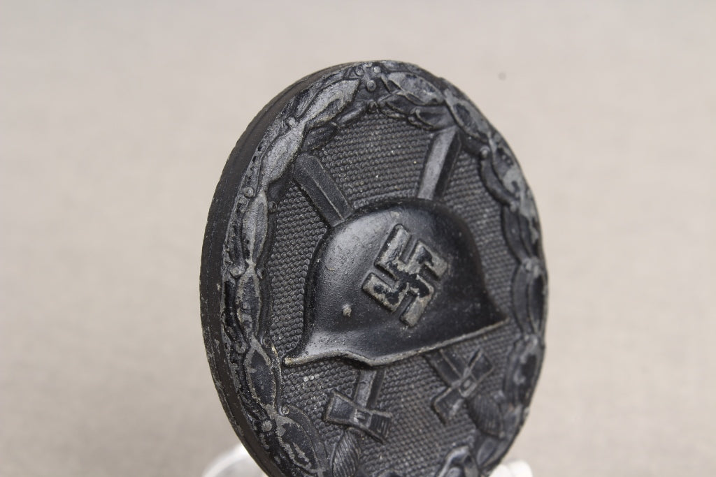 Wound Badge in Black. Maker marked "E.S.R". Original.