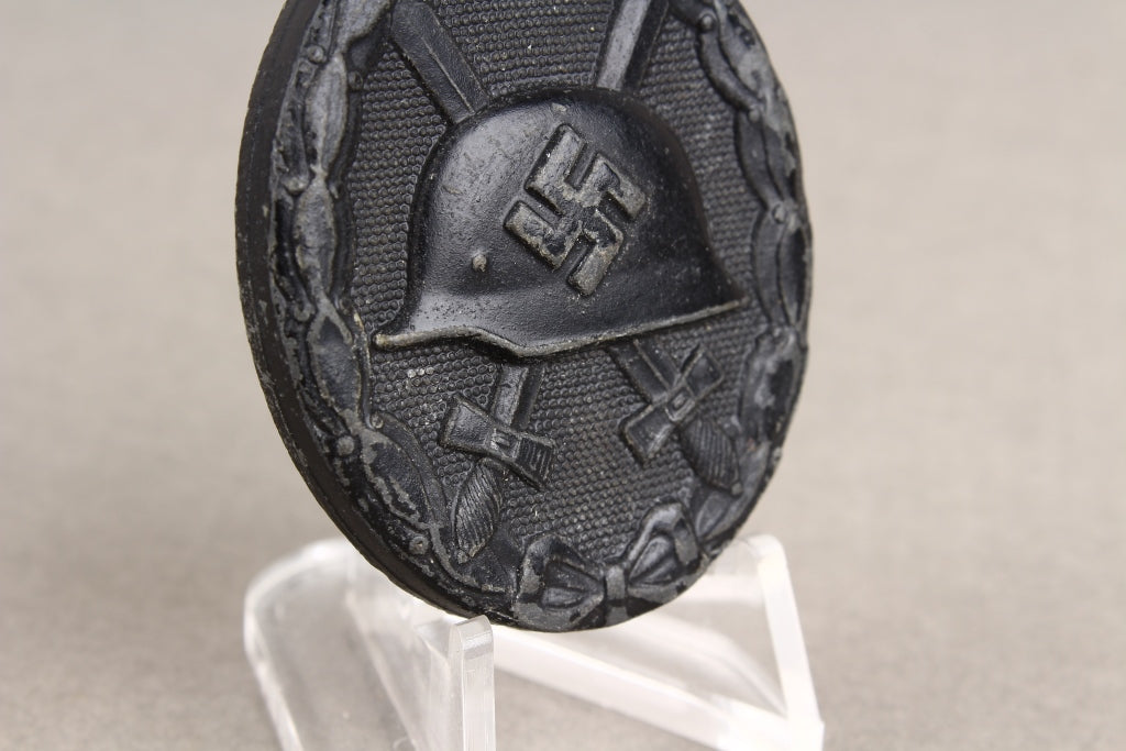 Wound Badge in Black. Maker marked "E.S.R". Original.