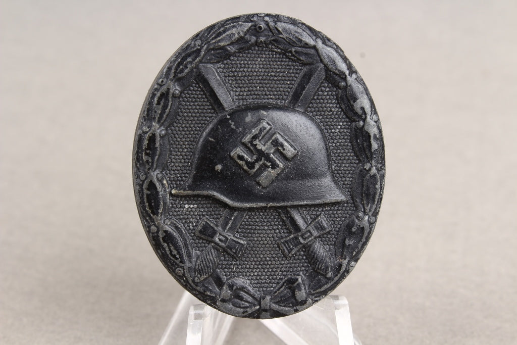 Wound Badge in Black. Maker marked "E.S.R". Original.