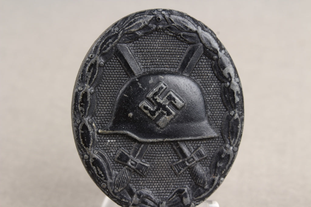 Wound Badge in Black. Maker marked "E.S.R". Original.