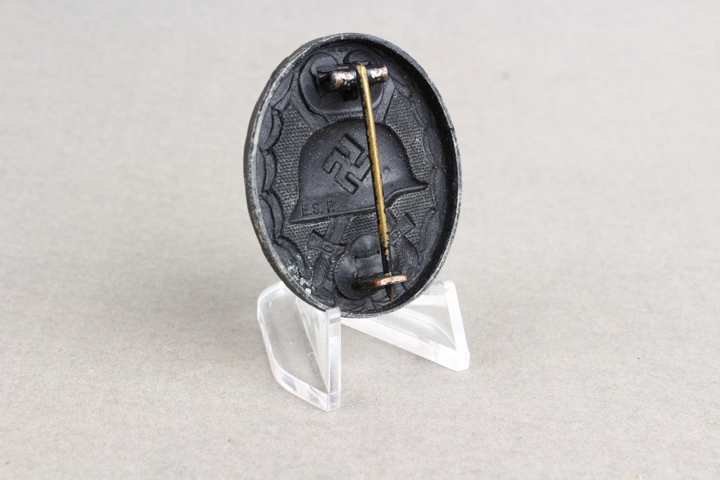 Wound Badge in Black. Maker marked "E.S.R". Original.