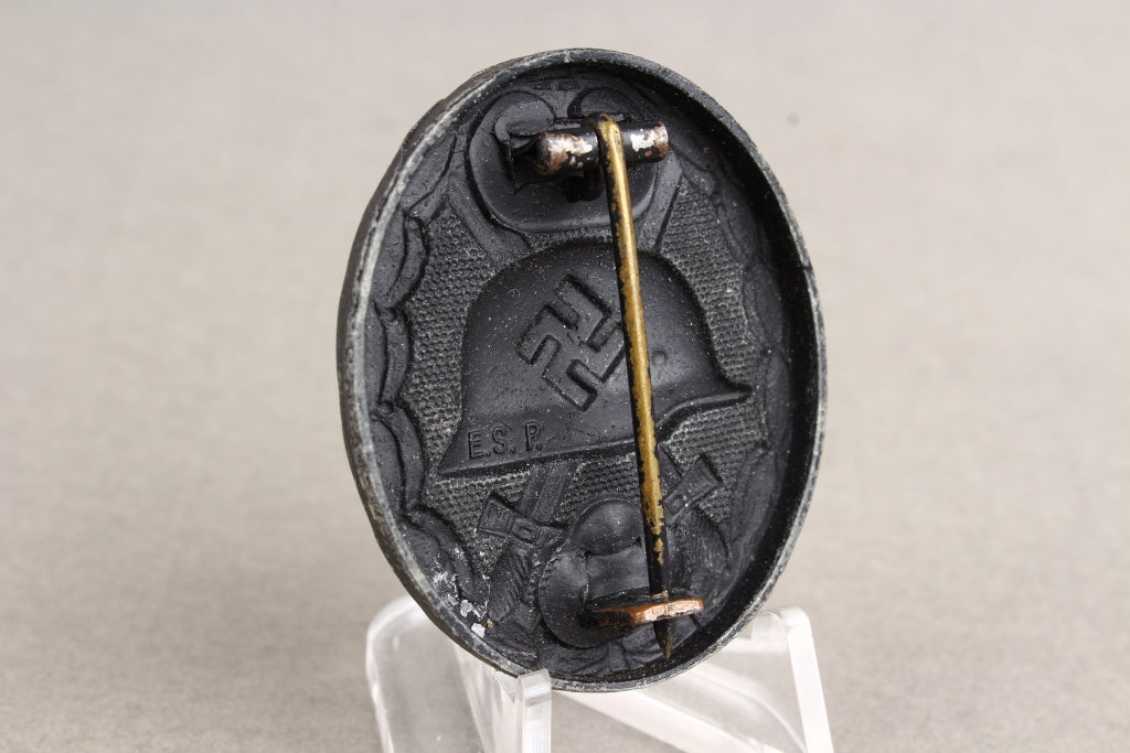 Wound Badge in Black. Maker marked "E.S.R". Original.