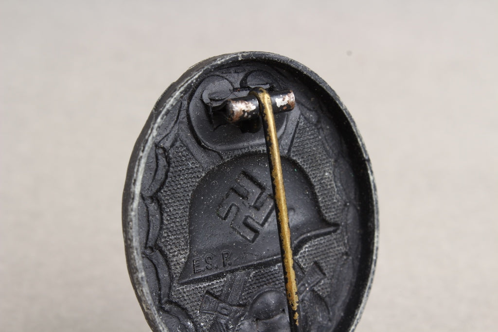 Wound Badge in Black. Maker marked "E.S.R". Original.