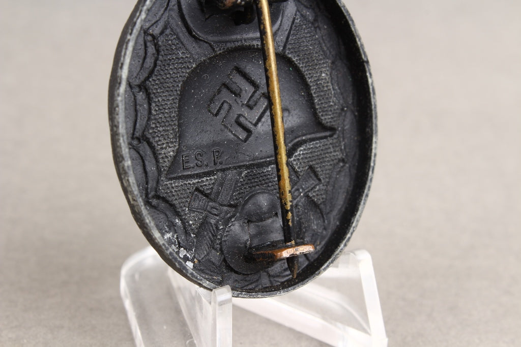Wound Badge in Black. Maker marked "E.S.R". Original.