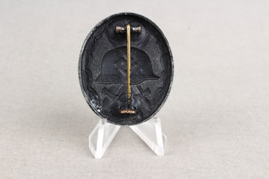 Wound Badge in Black. Maker marked "E.S.R". Original.