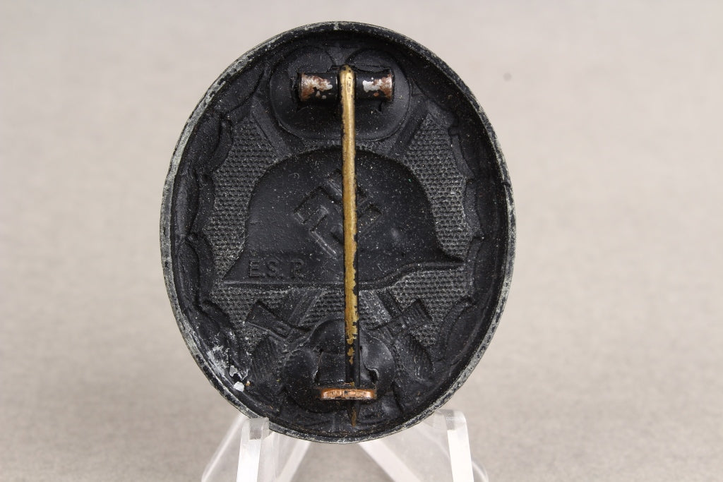 Wound Badge in Black. Maker marked "E.S.R". Original.