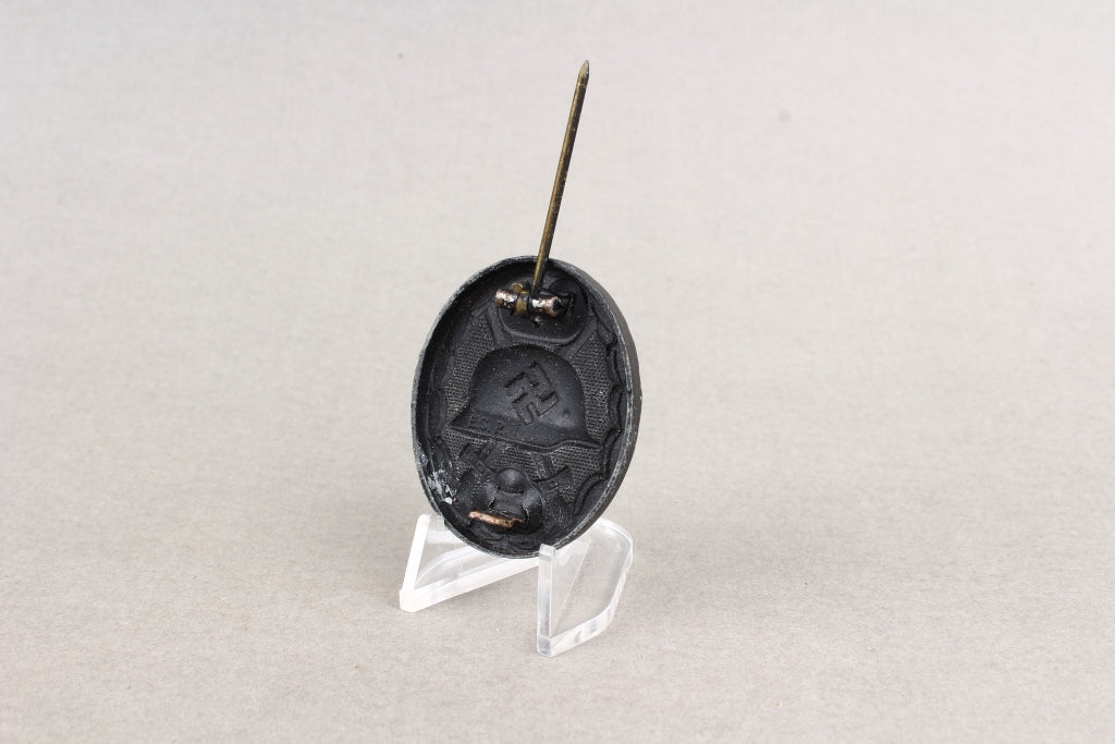 Wound Badge in Black. Maker marked "E.S.R". Original.