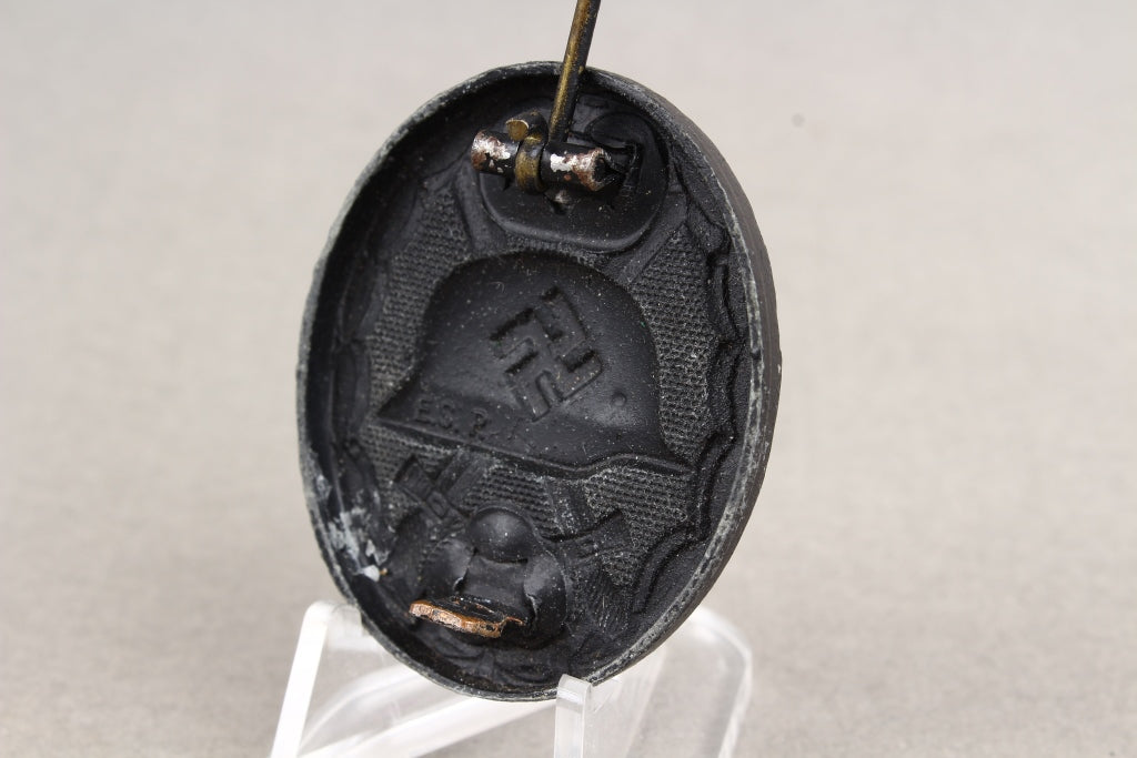 Wound Badge in Black. Maker marked "E.S.R". Original.