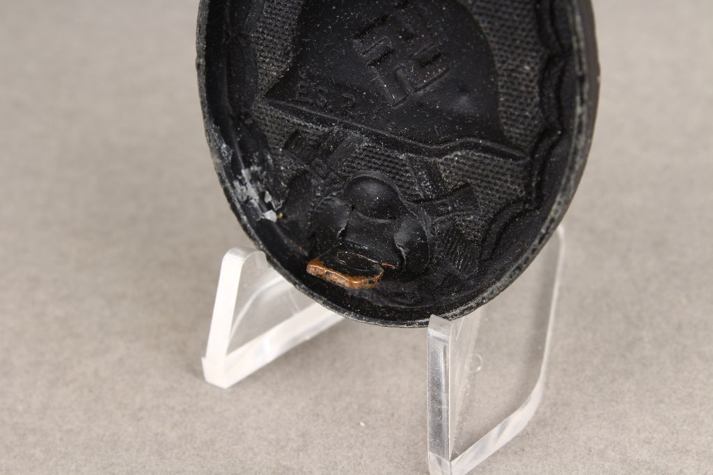 Wound Badge in Black. Maker marked "E.S.R". Original.