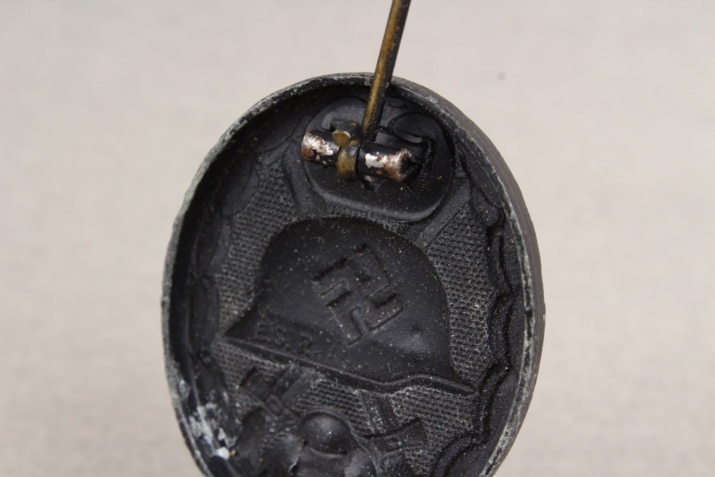 Wound Badge in Black. Maker marked "E.S.R". Original.