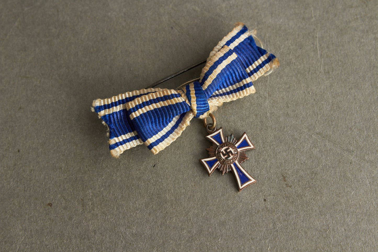 Miniature "Ehrenkreuz der Deutschen Mutter" in Bronze. Original.