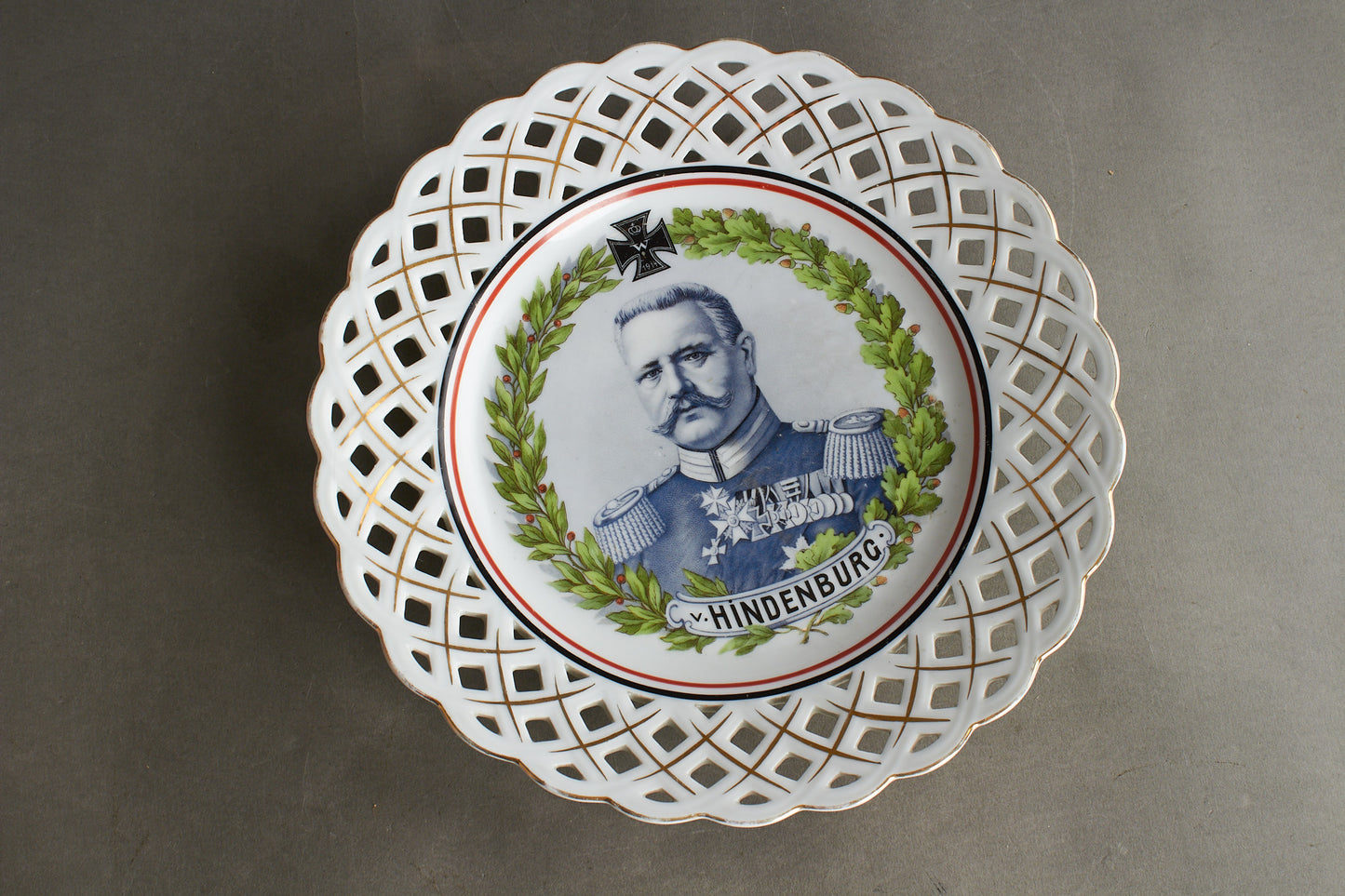 Von Hindenburg "Patriotischer Teller" Commemorative Plate. Bright colors and no damages. Original.