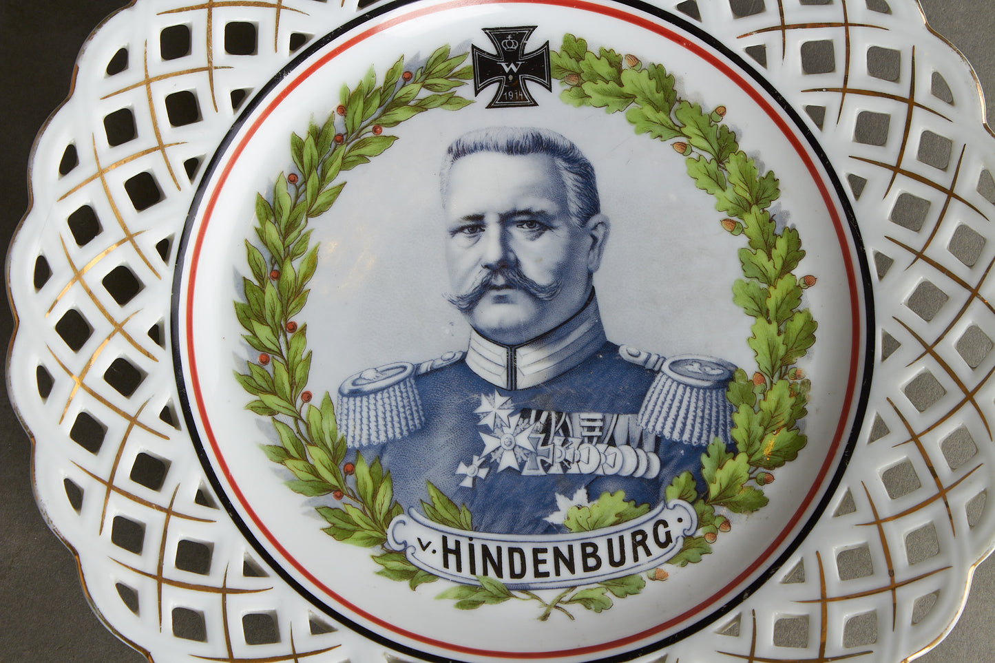 Von Hindenburg "Patriotischer Teller" Commemorative Plate. Bright colors and no damages. Original.