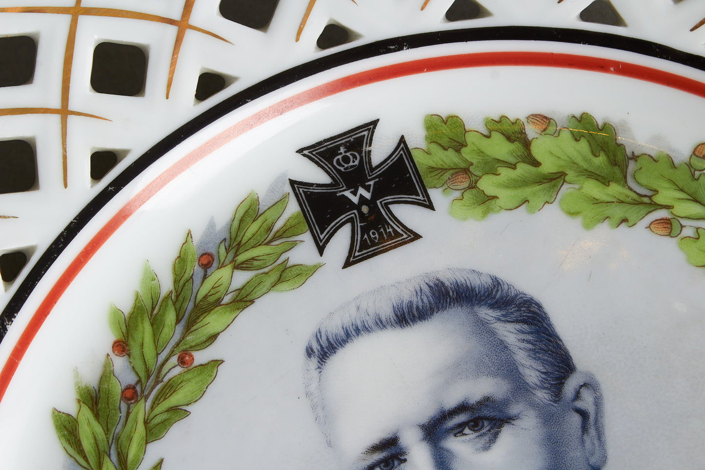 Von Hindenburg "Patriotischer Teller" Commemorative Plate. Bright colors and no damages. Original.