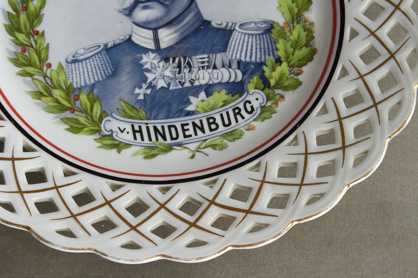 Von Hindenburg "Patriotischer Teller" Commemorative Plate. Bright colors and no damages. Original.