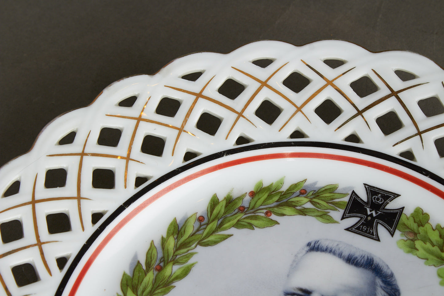 Von Hindenburg "Patriotischer Teller" Commemorative Plate. Bright colors and no damages. Original.