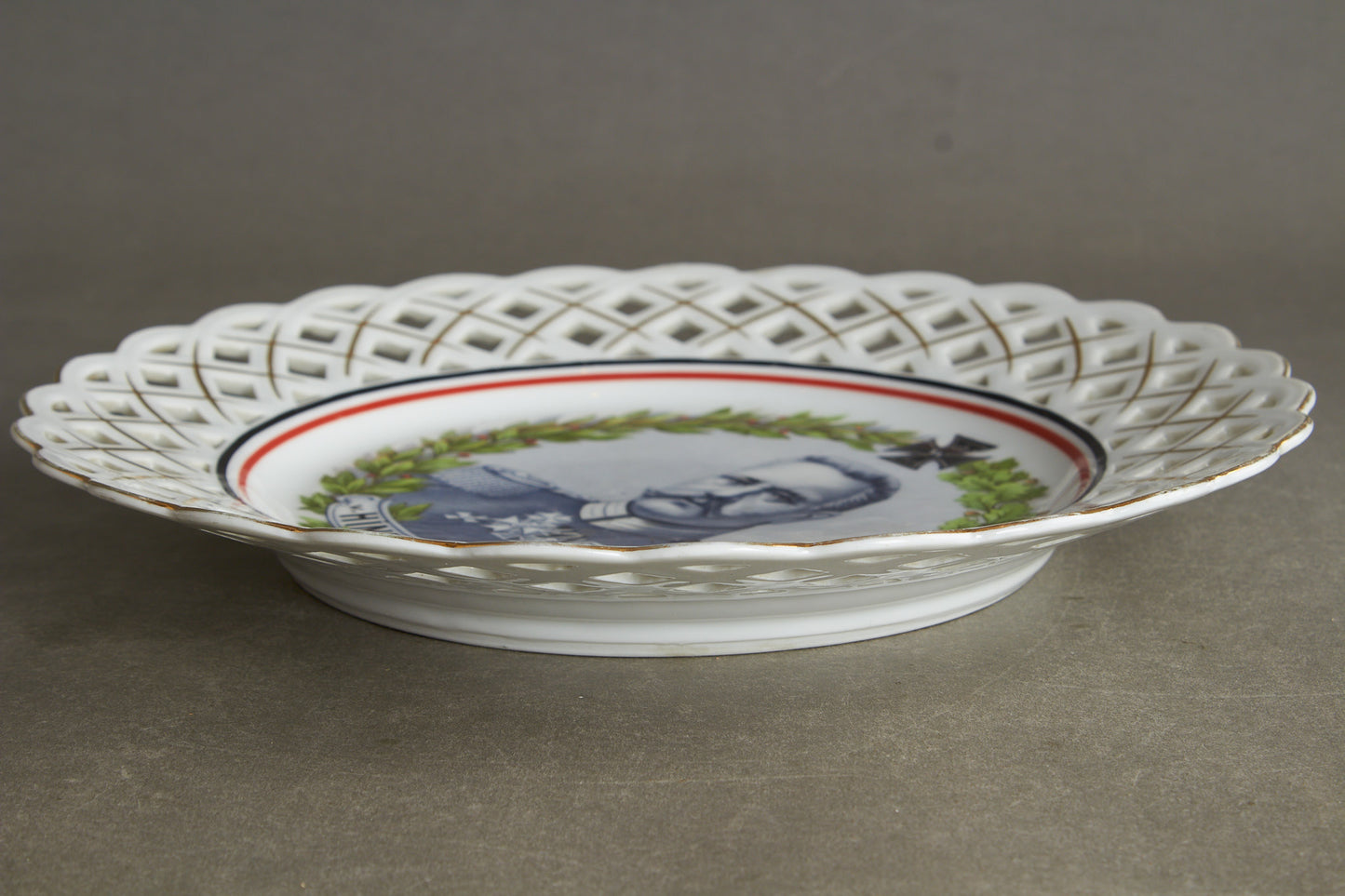 Von Hindenburg "Patriotischer Teller" Commemorative Plate. Bright colors and no damages. Original.
