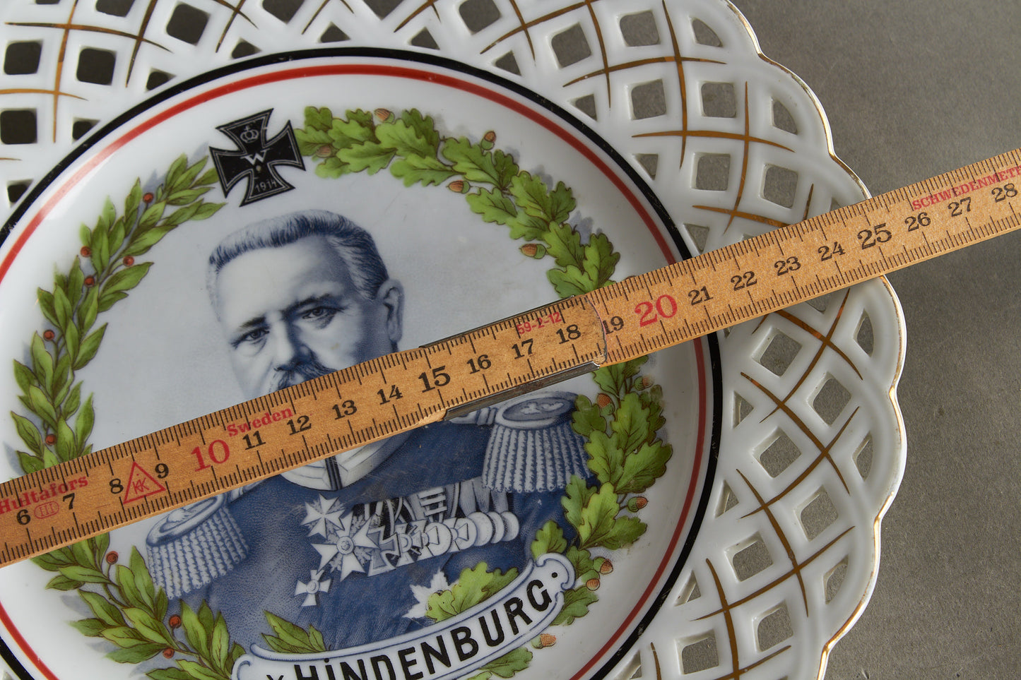 Von Hindenburg "Patriotischer Teller" Commemorative Plate. Bright colors and no damages. Original.